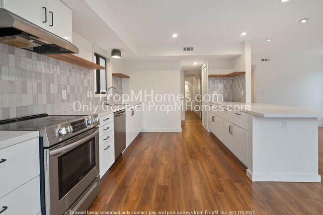Building Photo - Discover Urban Elegance in Goose Hollow!