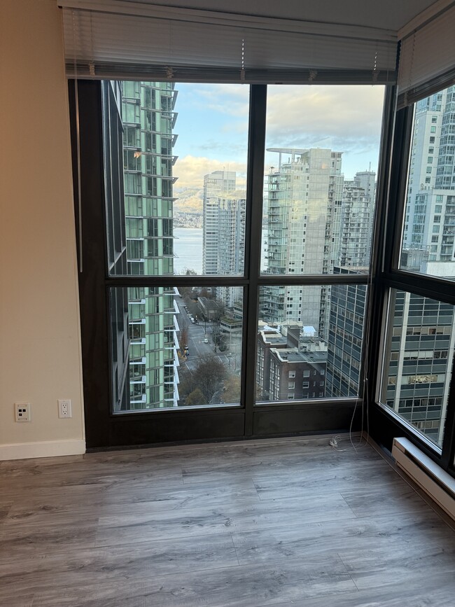 Building Photo - 1331 Alberni St