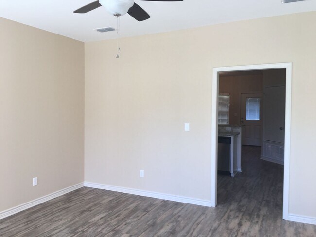 Foto del edificio - 115 Pinebrook Pl