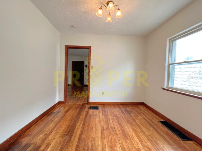 Building Photo - 2 bedrooms 1 bathroom house
