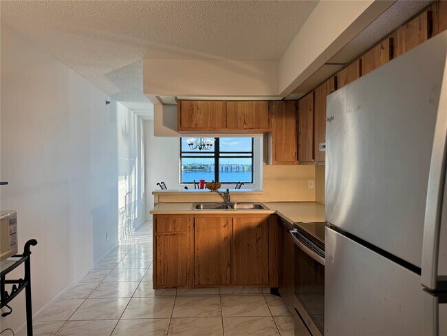 Foto del edificio - 105 Lake Emerald Dr