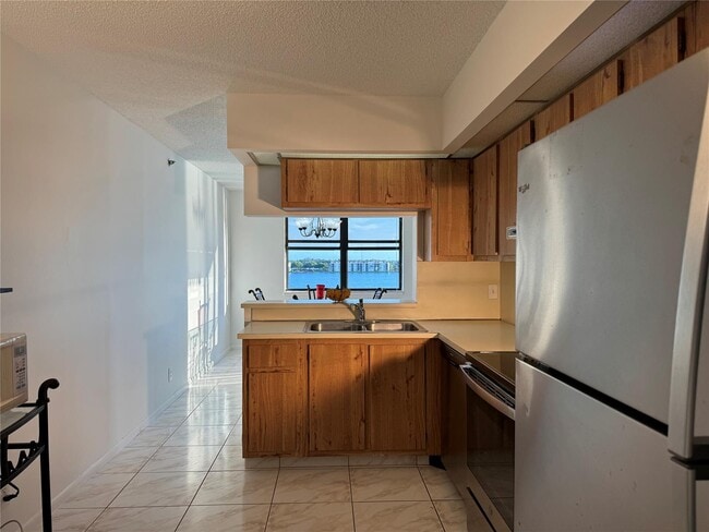 Building Photo - 105 Lake Emerald Dr