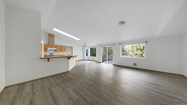 Foto del edificio - 3 Bed 2 Bath - 5 Acres - Large Living Room - Office - Pet Friendly - Groups