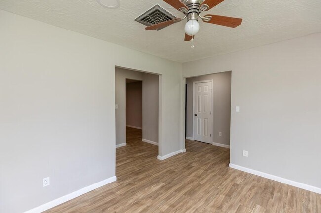 Foto del edificio - 311 Pinemont Dr
