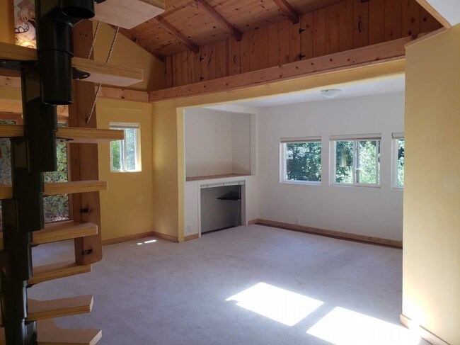 Building Photo - 10150 Love Creek Rd