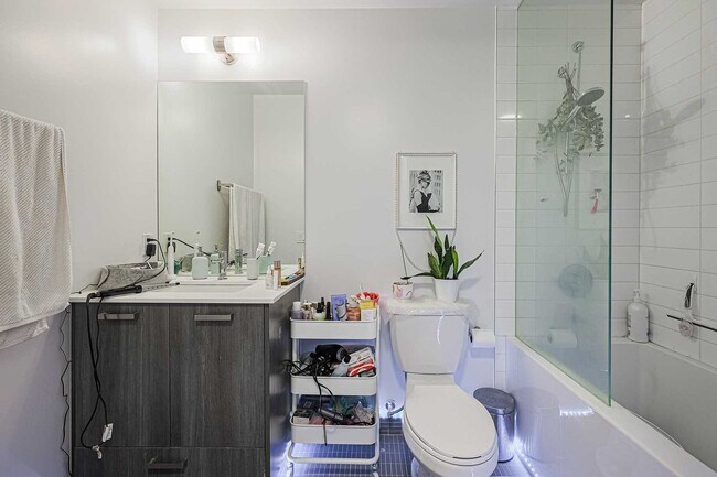 Building Photo - 1 bedroom plus den. 1 Bath. Parking! Inter...