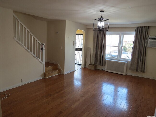 Foto del edificio - 70-08-70165 165th St