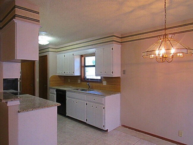 Foto del edificio - COOMING SOON! Spacious 3-Bed, 3-Bath Single-Family Home in Prime Oklahoma City Location