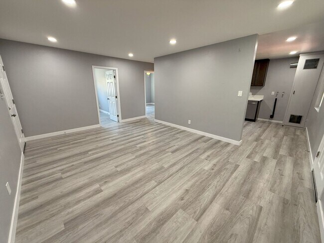 Foto del edificio - Stunning Remodeled 2-Bedroom Condo in the ...