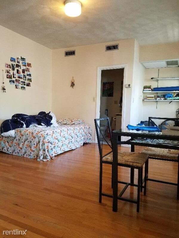 Building Photo - 92 Gordon St