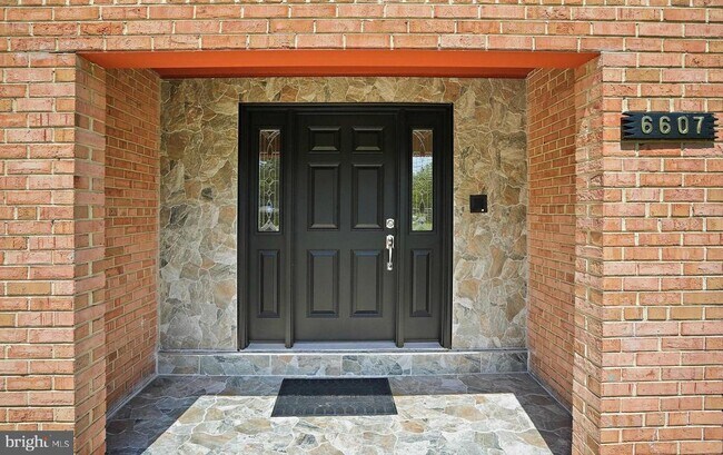 Building Photo - 6607 Lone Oak Dr