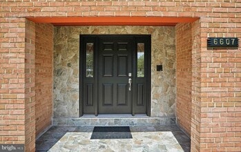 Building Photo - 6607 Lone Oak Dr