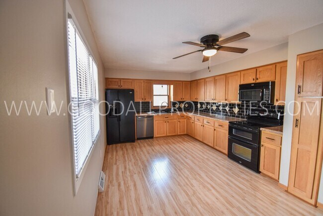 Foto del edificio - Move in special** 5 Bedroom Split Level Ho...