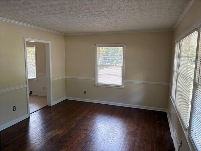 Building Photo - 2064 Montrose Dr