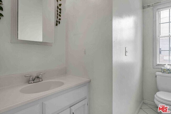 Building Photo - 1140 S Swall Dr