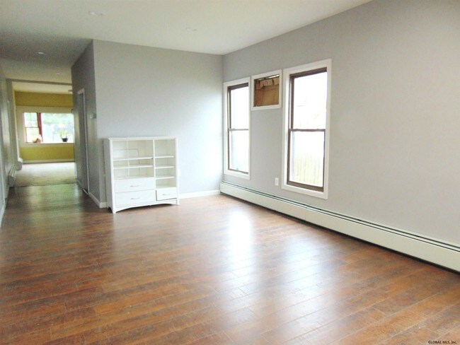 Foto del edificio - 80 Breslin Ave