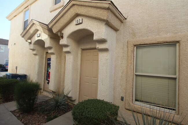 Building Photo - Gorgeous 2Bed/2.5Bath, 2-Story Town-Home l...