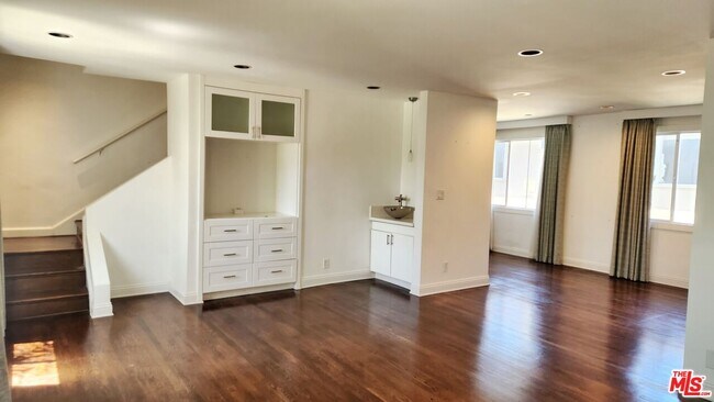 Building Photo - 140 San Vicente Blvd