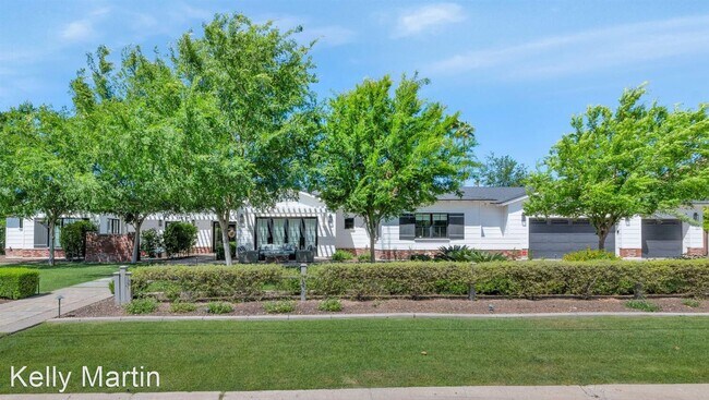 Foto del edificio - 5 br, 6 bath House - 4202 N 64th St