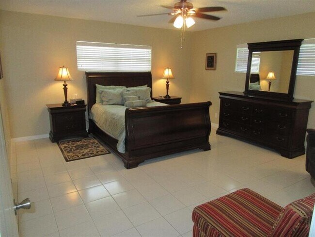 Building Photo - 10561 Greentrail Dr S