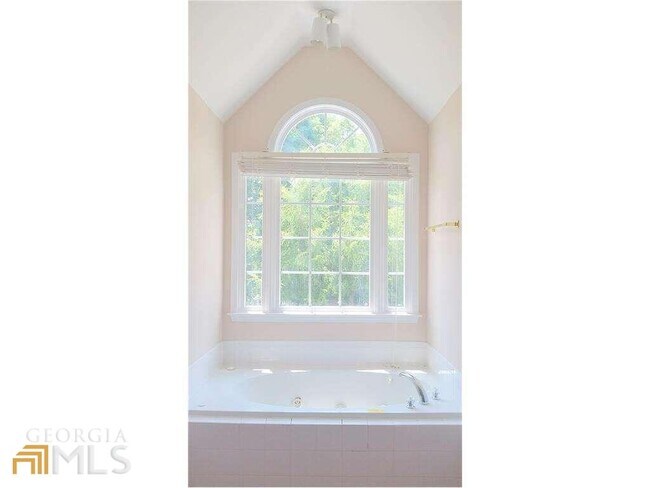 Building Photo - 600 Shadow Oaks Dr