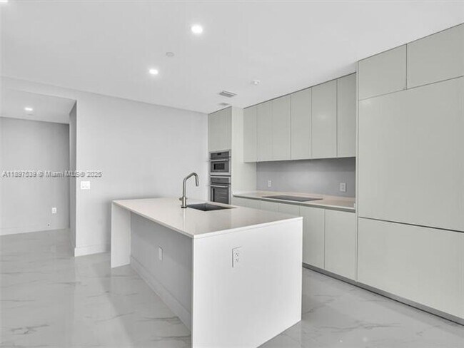 Foto del edificio - 700 NE 24th St