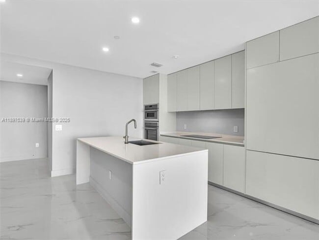 Building Photo - 700 NE 24th St