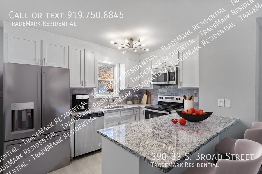 Foto principal - Beautiful NEWLY RENOVATED Townhome in the ...