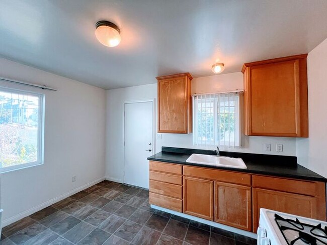 Building Photo - Charming 1 Bedroom in Banker's Hill with P...