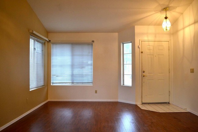 Building Photo - 1050 E Harbor View Dr