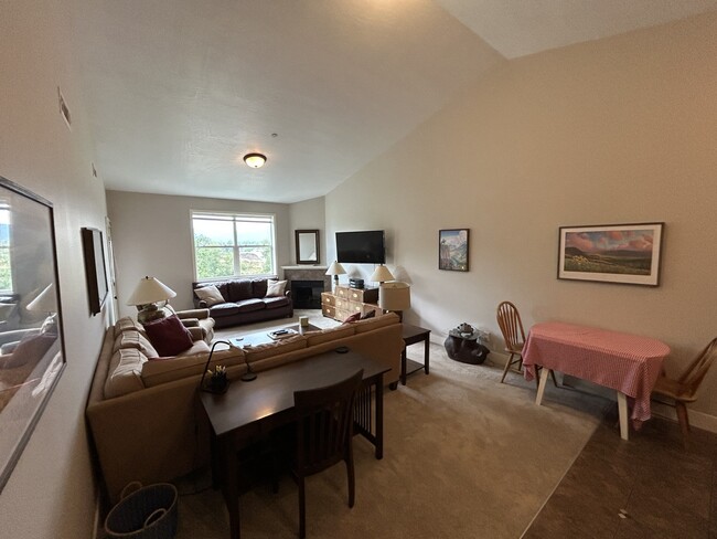 Building Photo - 2025 Mullan Rd