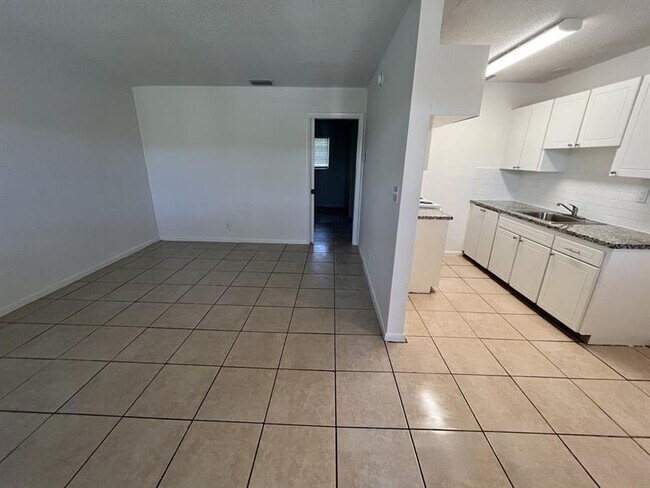Building Photo - 477 Sunshine Dr
