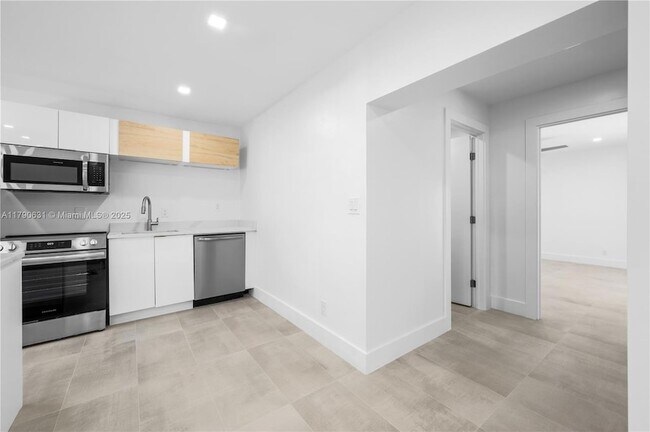 Foto del edificio - 551 NE 26th St