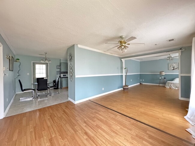 Foto del edificio - 8027 Country Oaks Rd