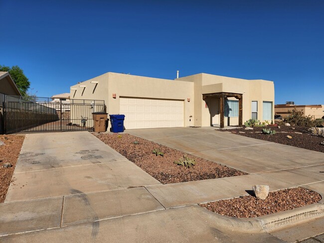 Foto del edificio - 600 Stone Canyon Dr