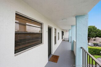 Building Photo - 555 Banyan Tree Ln