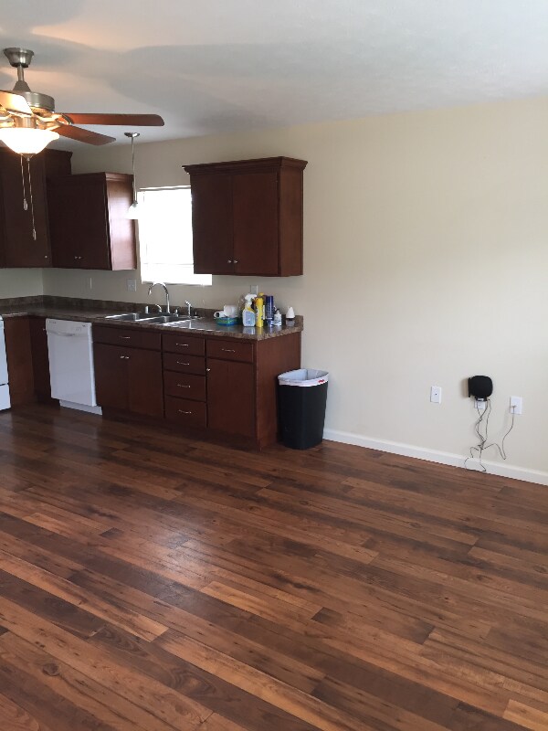 Foto del edificio - 121 Hillwood Dr