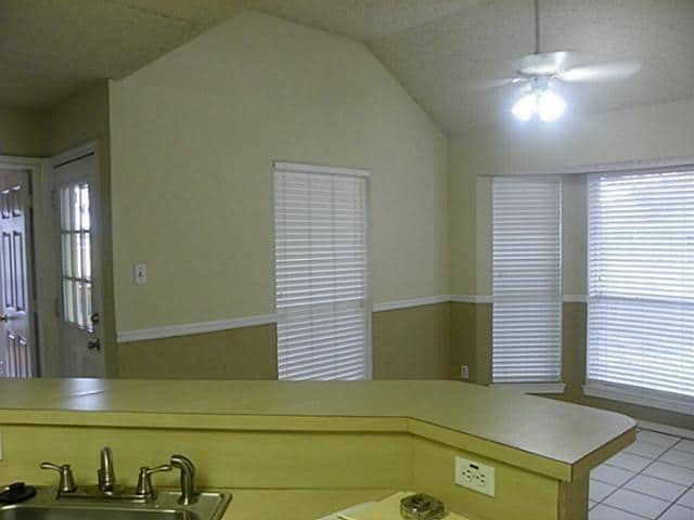 Building Photo - 944 Meadow Cir S