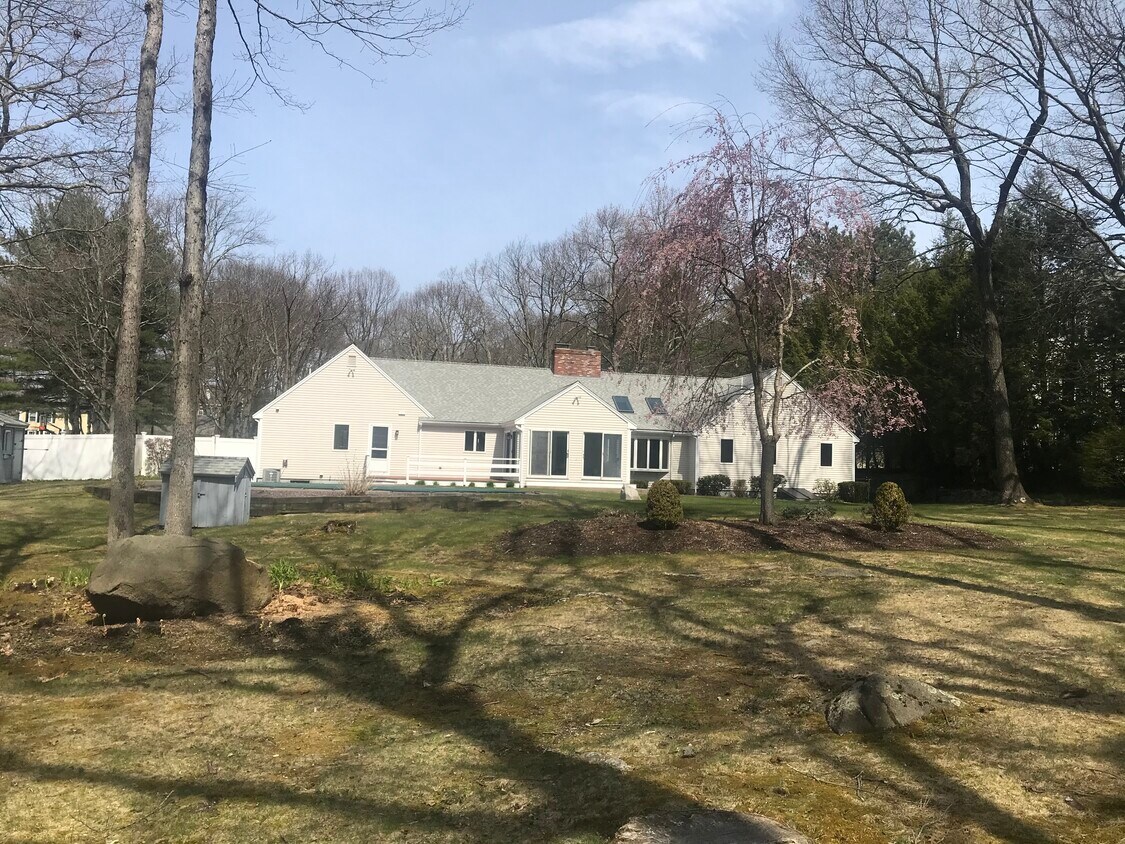 4 bedroom ranch / 2 car garrage/ 3 full bathr - 40 Countryside Ln