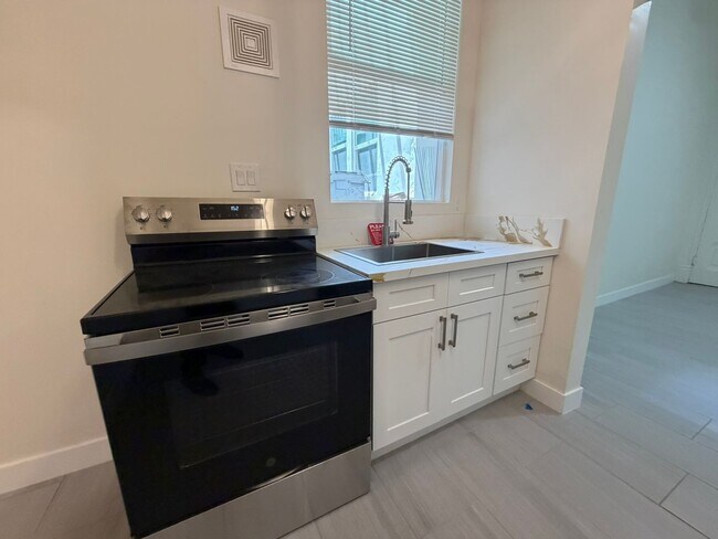 Foto del edificio - Live Downtown! Newly Updated Historic Studio Available Now