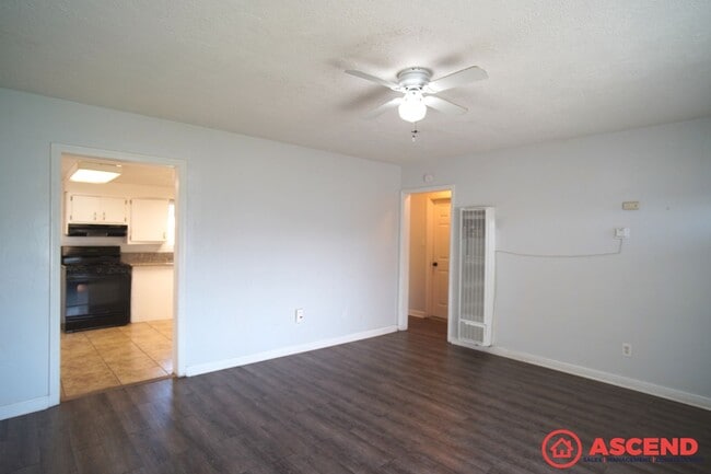 Foto del edificio - 3 bedroom Home in Oildale!