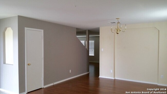 Building Photo - 3 Bedroom/2.5 Bath Bluffs of Lookout Canyon Subdivision