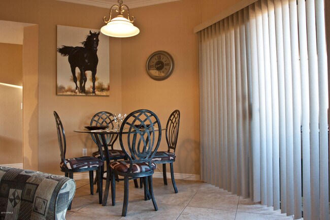 Foto del edificio - 10030 W Indian School Rd