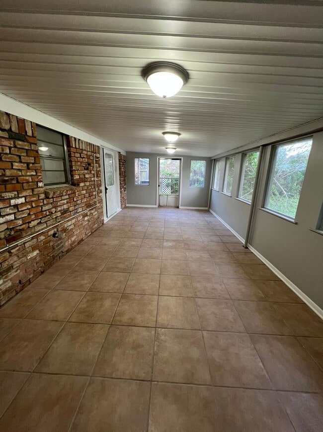 Building Photo - Ready to go! Fully remodeled 3 bedroom, 1....