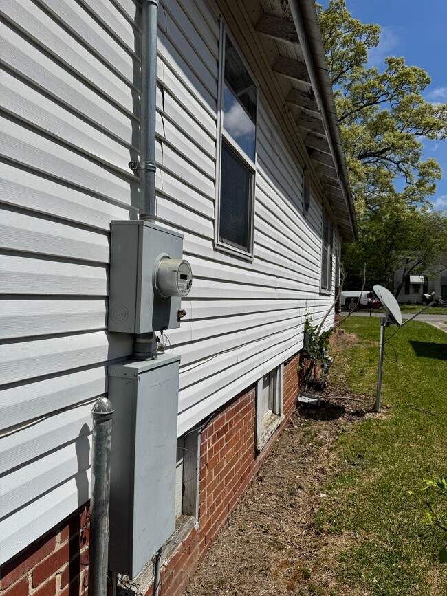 Building Photo - 2508 Gurnee Ave