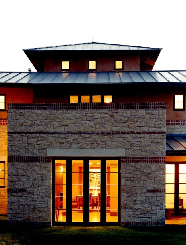 Building Photo - ESTATE ON CUL DE SAC IN GREAT ALAMO HEIGHTS LOCATION