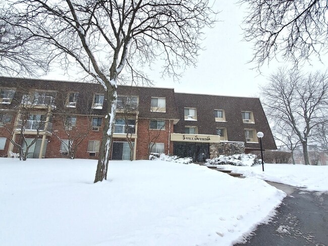 Building Photo - 2 Villa Verde Dr