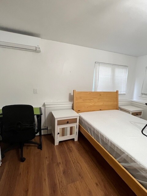Spacious bedroom with AC and 2 large windows - 6 Reservoir Ave