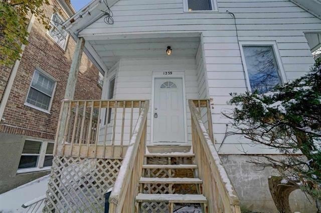 Building Photo - 1239 E Johnson St