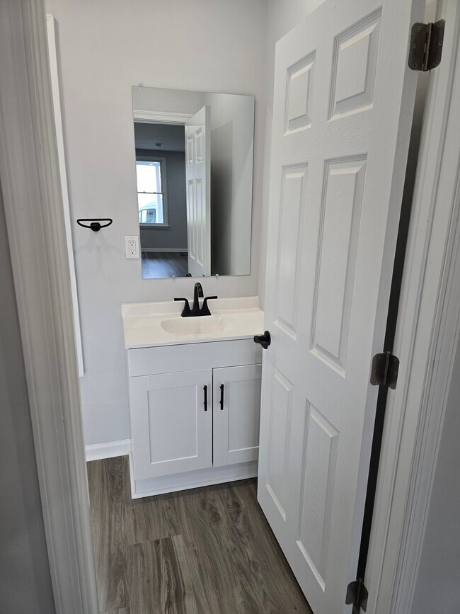 Medio baño en el primer piso - 77 N Pennsylvania Ave